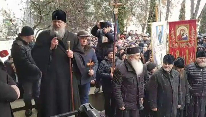 Верующие и духовенство Черновицкой епархии во время молитвенного стояния в г.Заставна