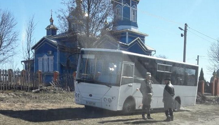 К храму подъехал автобус с бойцами Нацгвардии, которые окружили здание