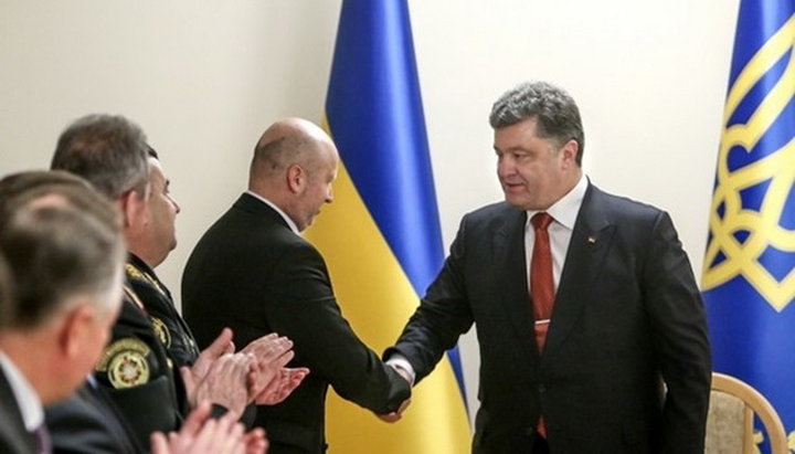 Порошенко наградил Турчинова орденом