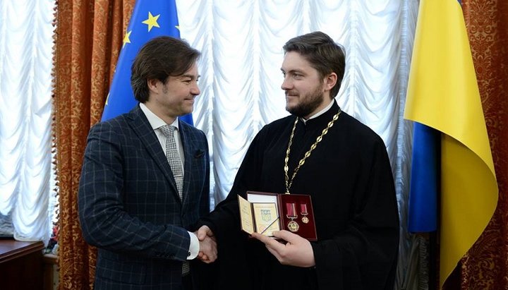 Орден «За заслуги» III степени вручил министр культуры Евгений Нищук.