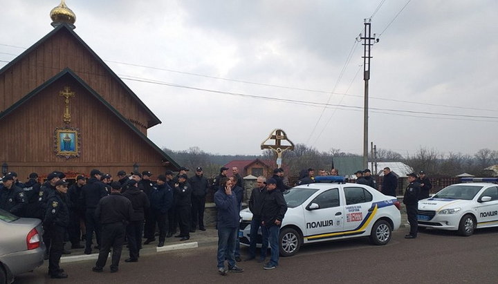 На праздник Благовещения, в селе произошла рейдерская атака с участием радикалов из «Правого сектора», которая закончилась для захватчиков неудачей