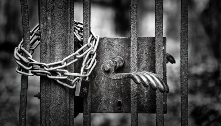 Сторонники ПЦУ перекрыли верующим УПЦ доступ в храм, повесив на его ворота и двери цепи и замки