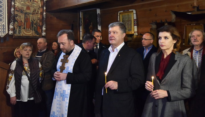Президент Порошенко в церкви в УГКЦ во время поездки во Львов