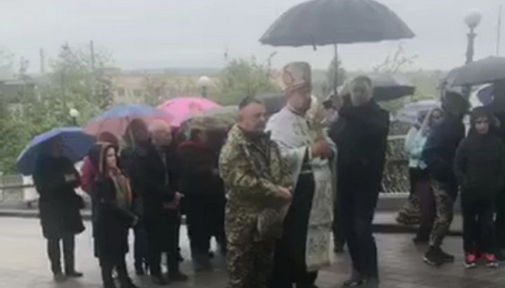 Сторонники ПЦУ провели свой «молебен» возле центрального входа в монастырь