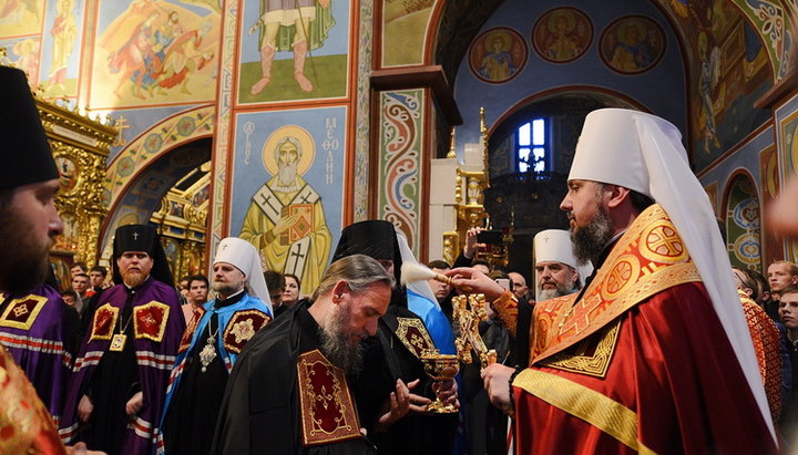 Глава ПЦУ Епифаний Думенко окропляет водой архимандрита Епифания (Димитриу). Фото: официальный сайт ПЦУ