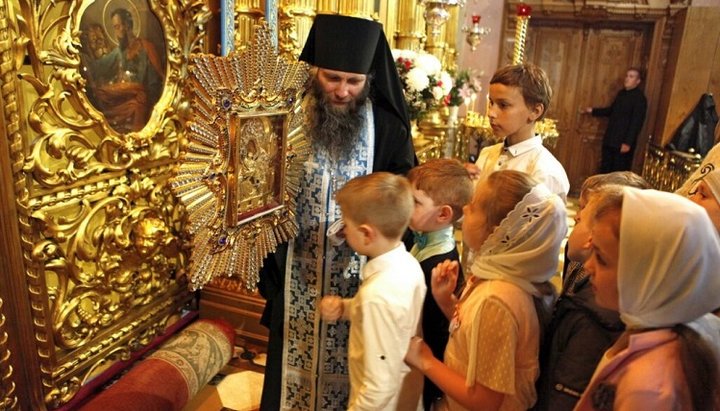 Після молебню діти вклонилися чудотворній «Почаївській» іконі Божої Матері, 30.05.2019. Фото: прес-служба Почаївської лаври