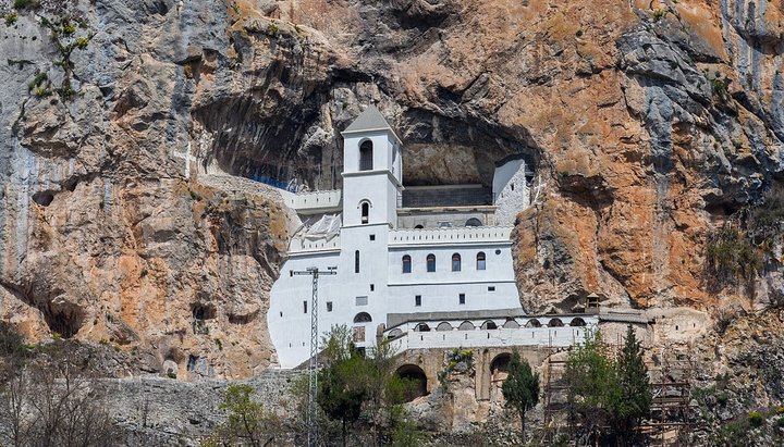 Монастырь в честь святителя Василия Острожского, Черногория. Фото: Wikimedia commons/Diego Delso