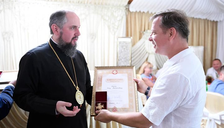Епифаний Думенко награждает Олега Ляшко. Фото: Facebook Андрея Лозового.