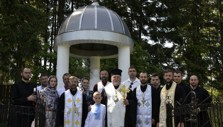 Віктор Бедь відслужив літію по греко-католику Роману Шухевичу. Фото: Товариство борців за незалежність України у ХХ ст.