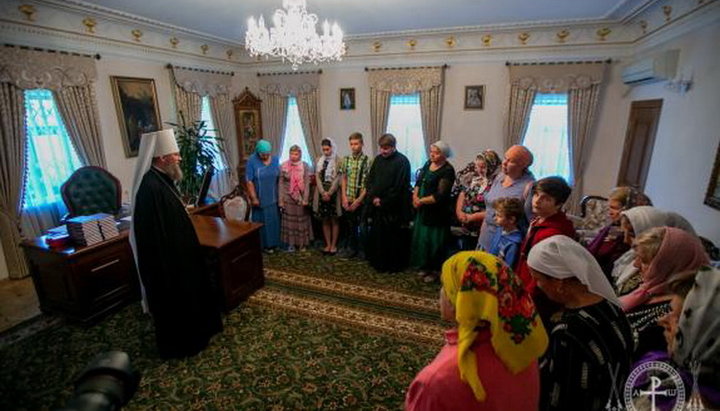 Священник Николай Брега и прихожане его храма, ранее уклонившиеся в раскол, принесли покаяние перед Церковью. Фото: Бориспольская епархия