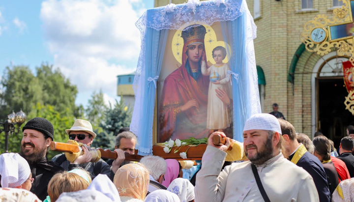 Крестный ход в мужской монастырь в честь Положения Ризы Божией Матери во Влахерне.Фото: УПЦ