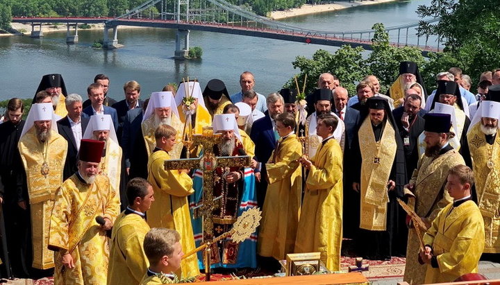 Молебень на Володимирській гірці. Фото: Інтер