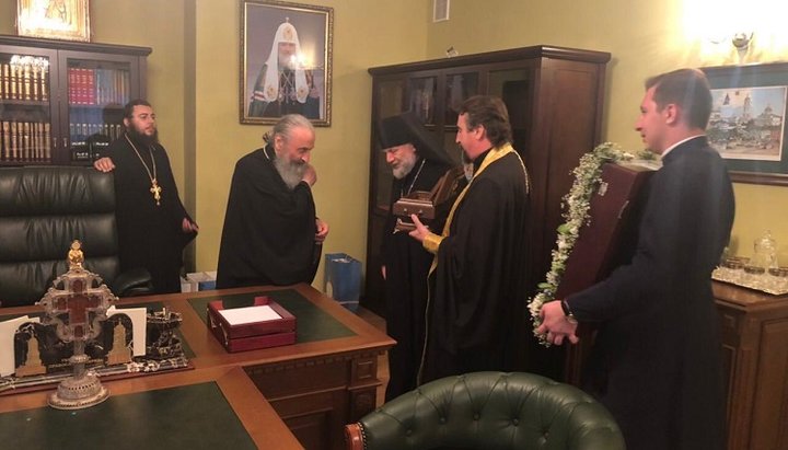 Єпископ Ялтинський Нестор передав святині Сімферопольскої і Кримської єпархії Предстоятелю УПЦ. Фото: Сімферопольська і Кримська єпархія