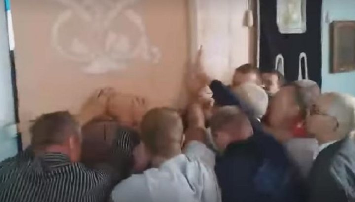 Confrontation in the church of the UOC in the village of Bobly. Photo: a video screen