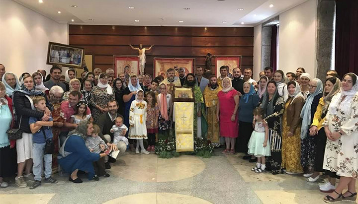 Парафіяни храму святих мучениць Віри, Надії, Любові і матері їх Софії і паломники з України. Фото: Facebook