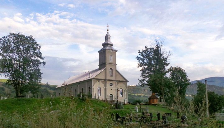 Свято-Покровский храм в центре поселка Ясиня, переведенный в ПЦУ. Фото: СПЖ