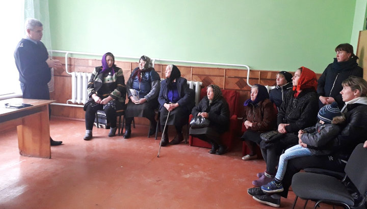 Зустріч керівництва Камінь-Каширського відділу поліції з представниками релігійних громад в с. Нуйно. Фото: Facebook