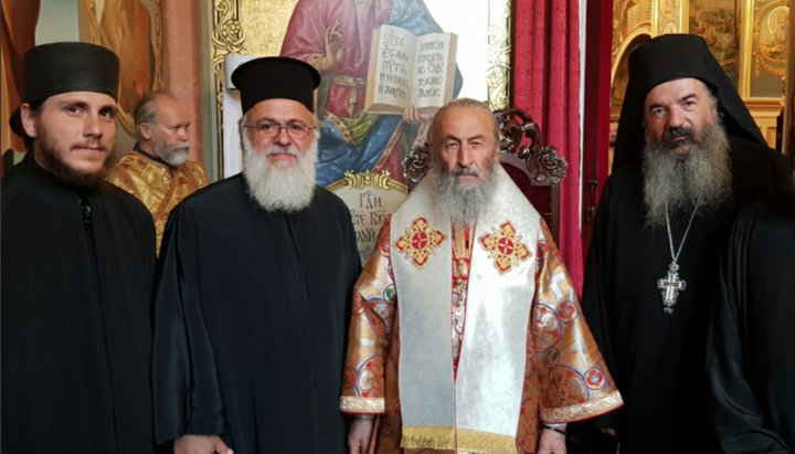 Протопресвитер Николай Саввопулос (второй слева) с Блаженнейшим Митрополитом Онуфрием. Фото: Ромфея.