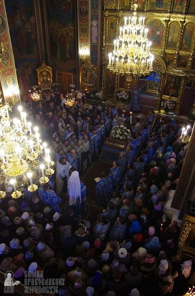 Україною триває хресний хід миру «Україна під Покровом Богородиці» з чудотворною іконою Плащаниці Божої Матері з Єрусалима. Він розпочався в Києві 31 жовтня, пройде багатьмам містами і завершиться 27 листопада в Дніпропетровську