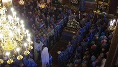 Україною триває хресний хід миру «Україна під Покровом Богородиці» з чудотворною іконою Плащаниці Божої Матері з Єрусалима. Він розпочався в Києві  31 жовтня, пройде багатьмам містами і завершиться 27 листопада в Дніпропетровську