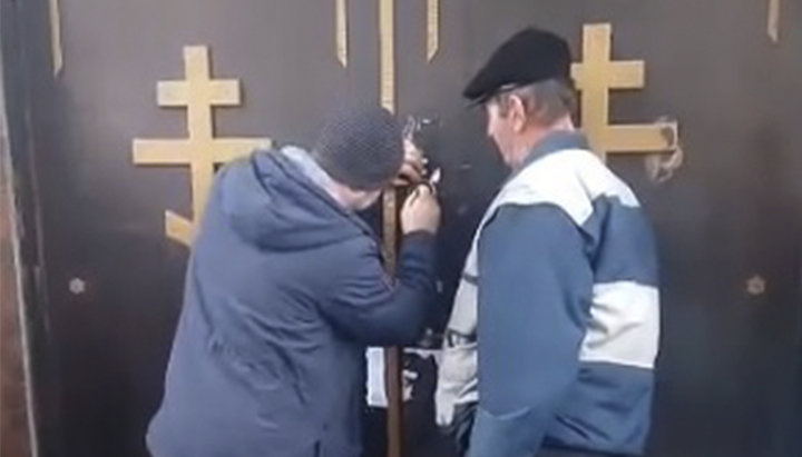 «Правий сектор» привіз з собою людину, яка зламала замок на дверях храму. Фото: Facebook