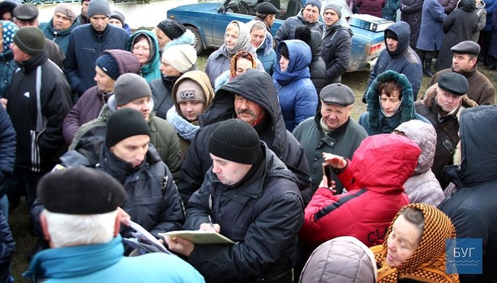 117 із 150 людей, які прийшли 30 листопада до храму, висловили підтримку УПЦ. Фото: Буг