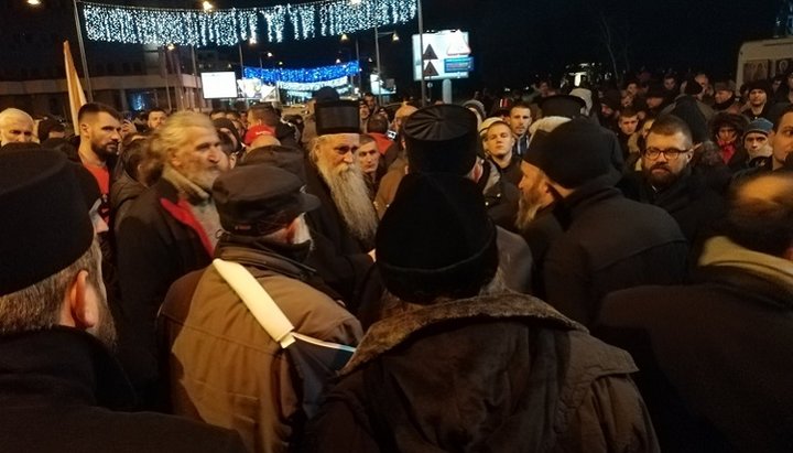 Єпископ Будимлянсько-Нікшичський Іоанникій на зустрічі с протестуючими в Подгориці. Фото: Savo Prelević
