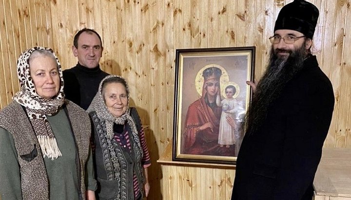 Митрополит Варсонофій передав громаді ікону «Призри на смирення». Фото: Вінницька єпархія