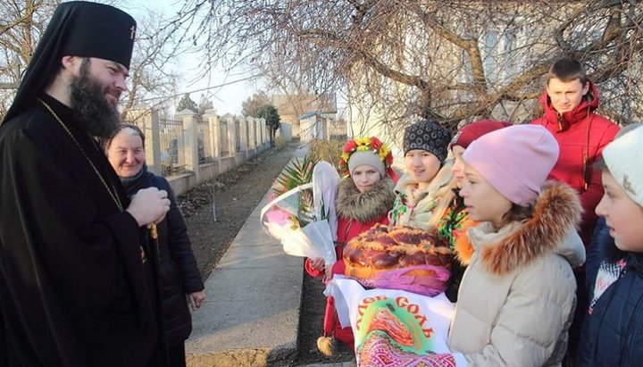Викарий Одесской епархии и юные прихожане Свято-Покровского храма УПЦ в Ярославке. Фото: епархиальная пресс-служба