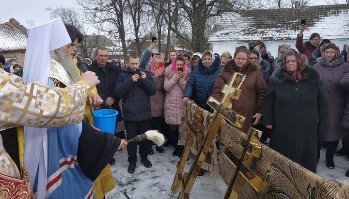 В Онишковцах освятили кресты на храме, построенном вместо захваченного. Фото: facebook.com
