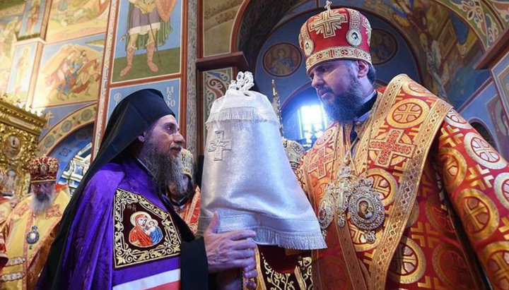 Епіфаній Дімітріу (ліворуч) відразу після «хіротонії», звершеної в ПЦУ. Фото: pomisna.info