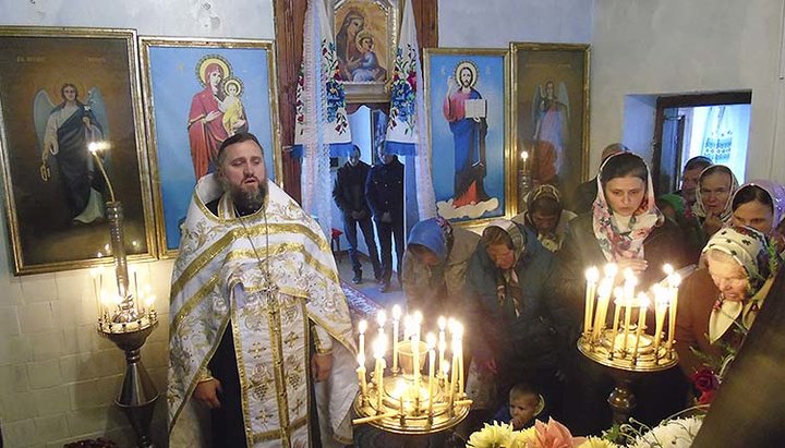 Bogosluzheniye v obustroyennom pod khram pomeshchenii v sele Chetvertnya. Foto: volyn.church.ua 101/5000 Богослужіння в облаштованому під храм приміщенні в селі Четвертня. Фото: volyn.church.ua