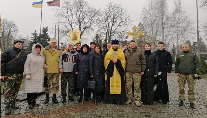 Заупокійна літія біля київського пам'ятника воїнам-афганцям неподалік від Академічного храму Воскресіння Христового. Фото: kdais.kiev.ua