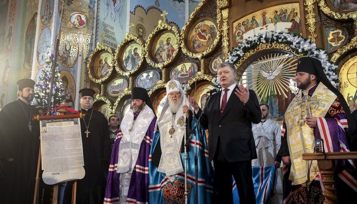 Президент Порошенко в январе ездил по Украине с томос-туром. Фото: Страна