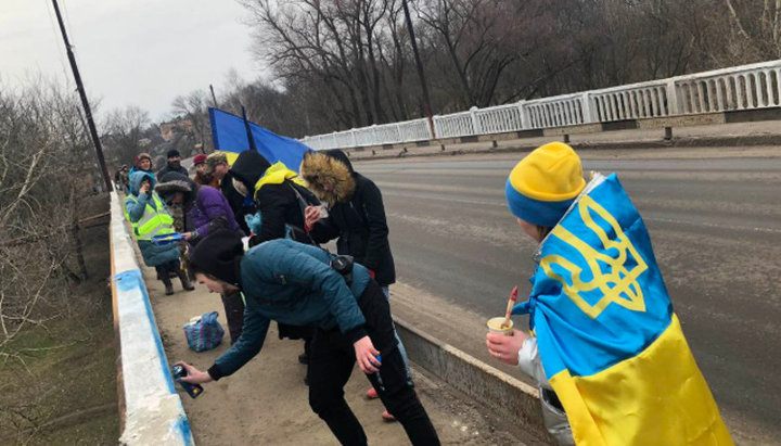 Активісти Автомайдану розфарбували міст у Нових Санжарах. Фото: np.pl.ua