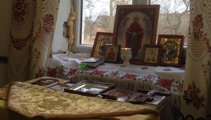 Приміщення, де віряни УПЦ села Сусваль, постраждалі від рейдерства ПЦУ, здійснюють богослужіння. Фото надане СПЖ громадою УПЦ в Сусвалі
