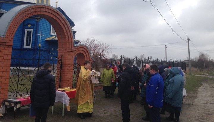 Звершення літургії біля захопленого храму в Сусвалі. Фото: spzh