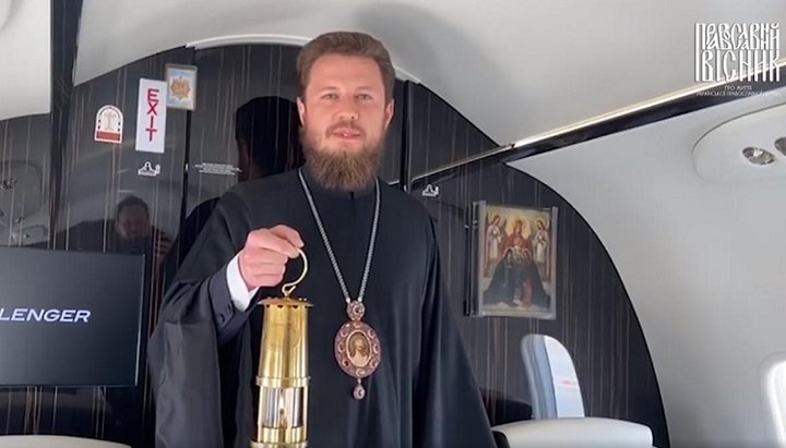 Єпископ Віктор (Коцаба) на борту літака з Благодатним вогнем. Фото: скріншот відео зі сторінки «Православного вісника» в Facebook