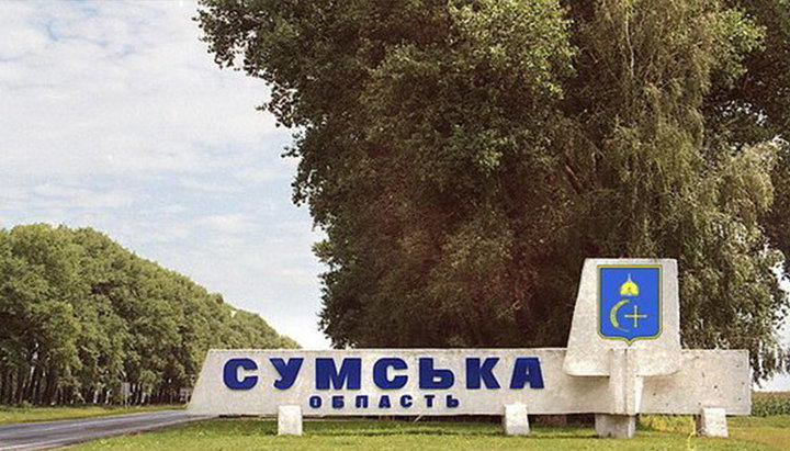 «Священнослужителі» церковної структури Епіфанія Думенка спробували змусити парафіян канонічної Церкви в Земляному перейти в ПЦУ. Фото: hromadske.ua