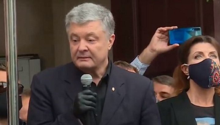 Экс-президент Украины Петр Порошенко у здания Печерского суда. Фото: YouTube/ Радио Свобода