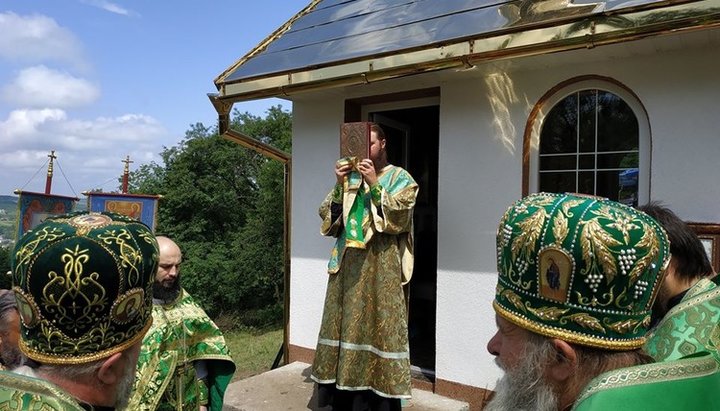 Освящение новой часовни УПЦ в буковинском селе Драчинцы. Фото: пресс-служба Черновицко-Буковинской епархии