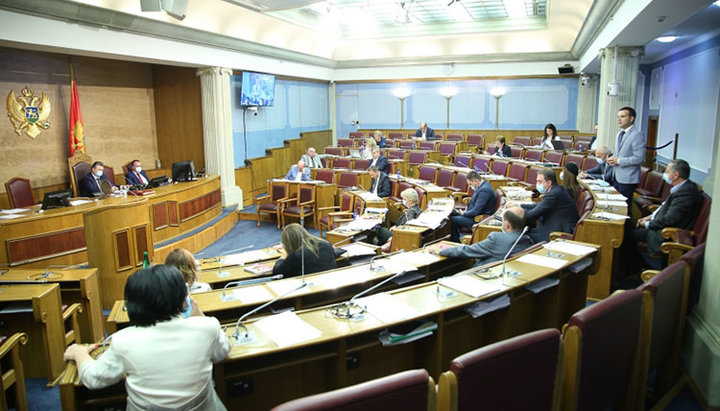 Скупщина Черногории проголосовала за закон о пожизненном партнерстве лиц одного пола. Фото: skupstina.me
