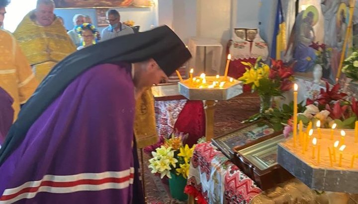 «Ієрарх» ПЦУ Євстратій Зоря в храмі села Ковпита, який суд зобов'язав повернути громаді УПЦ. Фото: Facebook/Євстратій Зоря