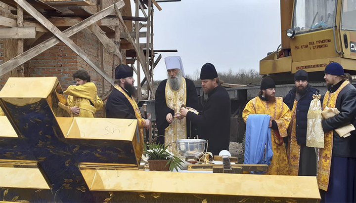 Митрополит Тернопольский и Кременецкий Сергий (Генсицкий) совершает освящение крестов храма. Фото: spzh.news