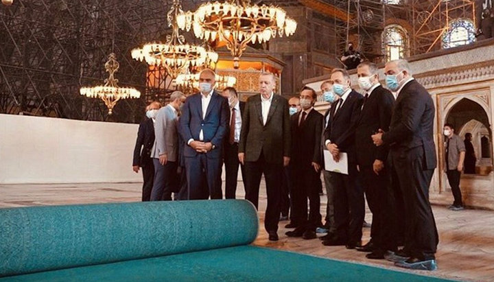 Эрдоган осматривает ход работ по превращению храма Святой Софии в мечеть. Фото: real.gr