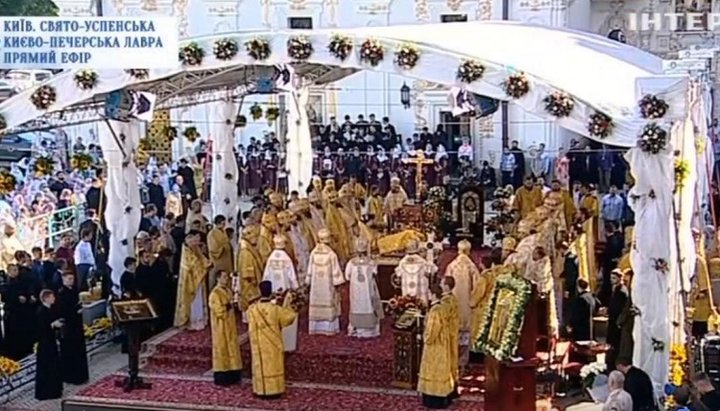 Праздничная литургия на площади перед Успенским собором в День Крещения Руси. Фото: скриншот/видео/«Интер»