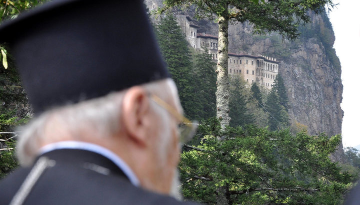Патриарх Варфоломей на фоне монастыря Сумела. Фото: vimaorthodoxias.gr