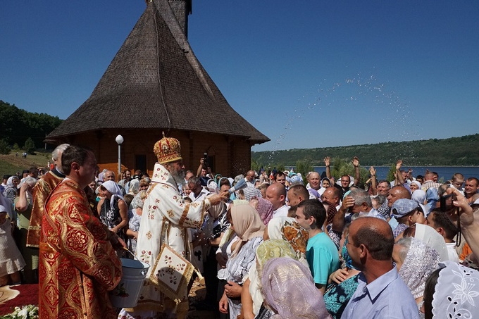 Блаженніший Митрополит Онуфрій на Буковині відслужив Літургію на березі Дністра (ФОТО)
