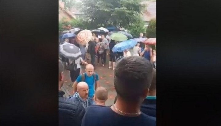 Жителі села Ділове в черговий раз відстояли храм УПЦ. Фото: скріншот / Facebook / pershij.com.ua