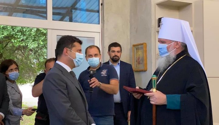 Президент В. Зеленский вручает митрополиту Мукачевскому и Ужгородскому Феодору орден II степени «За заслуги». Фото: m-church.org.ua